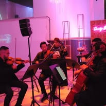 Cu4tro en escenario nocturno